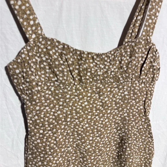 Princess Polly tan with white flower pattern Size 4 - Picture 3 of 8